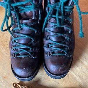 Danner Brown Women's Mountain Light II Size 8 M Used with cosmetic flaws